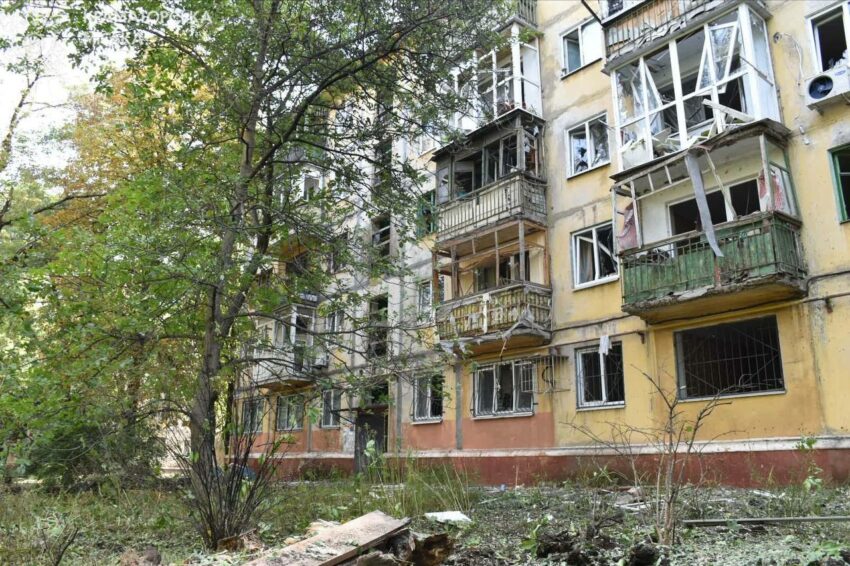 Поранена пенсіонерка та заблокована жінка з дитиною: ворог атакував Краматорськ (фото, відео)