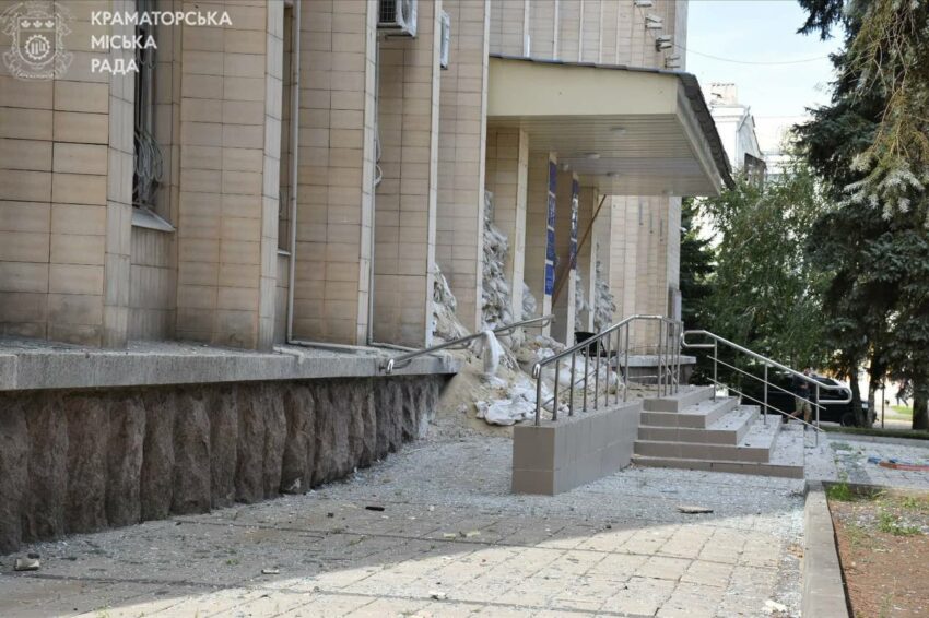 Поранена пенсіонерка та заблокована жінка з дитиною: ворог атакував Краматорськ (фото, відео)