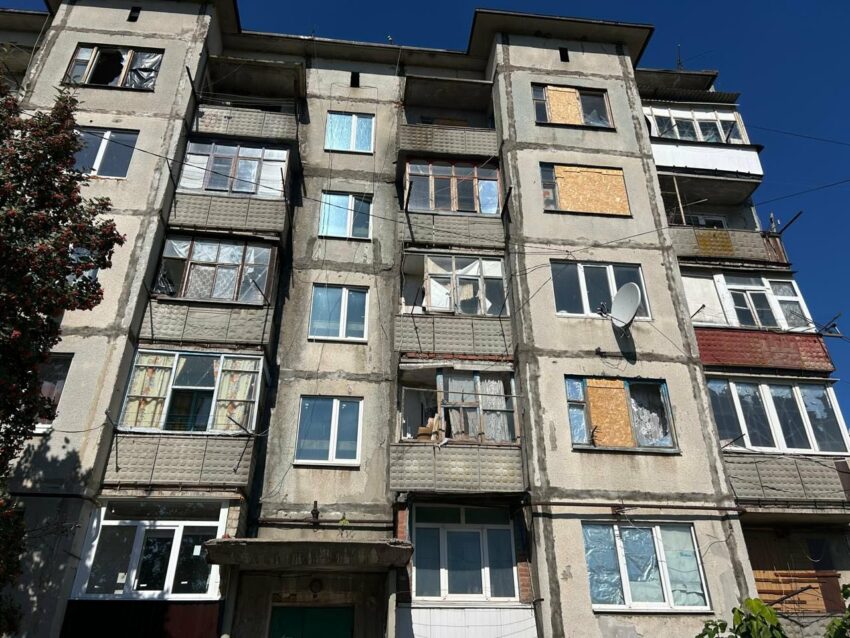 У Краматорську внаслідок ворожої атаки пошкоджені три багатоповерхівки (фото)