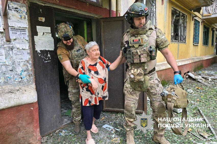 Поранена пенсіонерка та заблокована жінка з дитиною: ворог атакував Краматорськ (фото, відео)