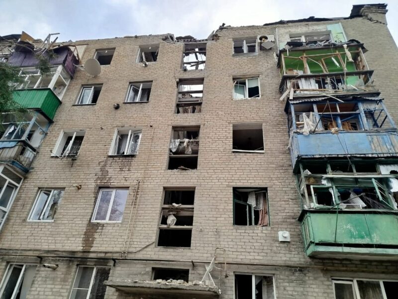 У квартирах заблоковані люди: ворог влучив у багатоповерхівку Дружківської громади (фото)