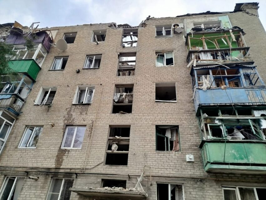 У квартирах заблоковані люди: ворог влучив у багатоповерхівку Дружківської громади (фото)