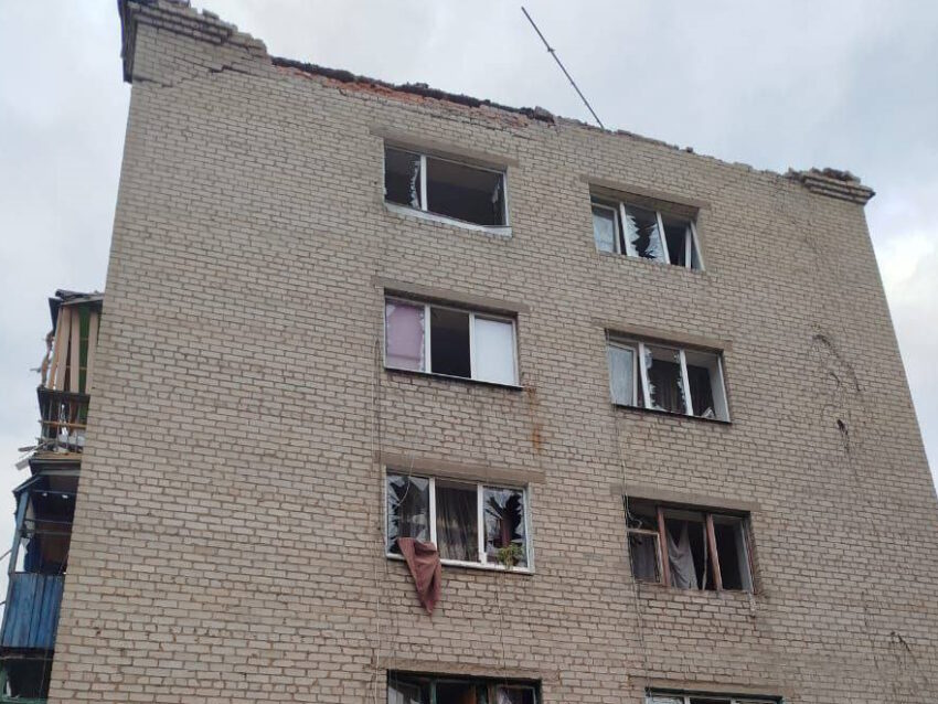 У квартирах заблоковані люди: ворог влучив у багатоповерхівку Дружківської громади (фото)