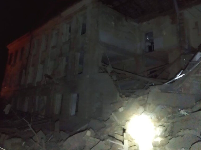 У квартирах заблоковані люди: ворог влучив у багатоповерхівку Дружківської громади (фото)