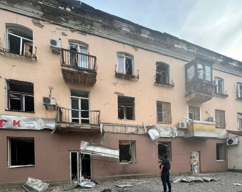 Потрощені вікна та балкони: росіяни атакували Костянтинівку (фото)