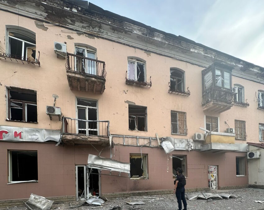Потрощені вікна та балкони: росіяни атакували Костянтинівку (фото)