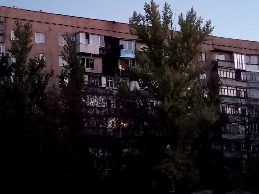 Розбиті вікна та балкони: ворог вночі атакував Краматорськ (фото)