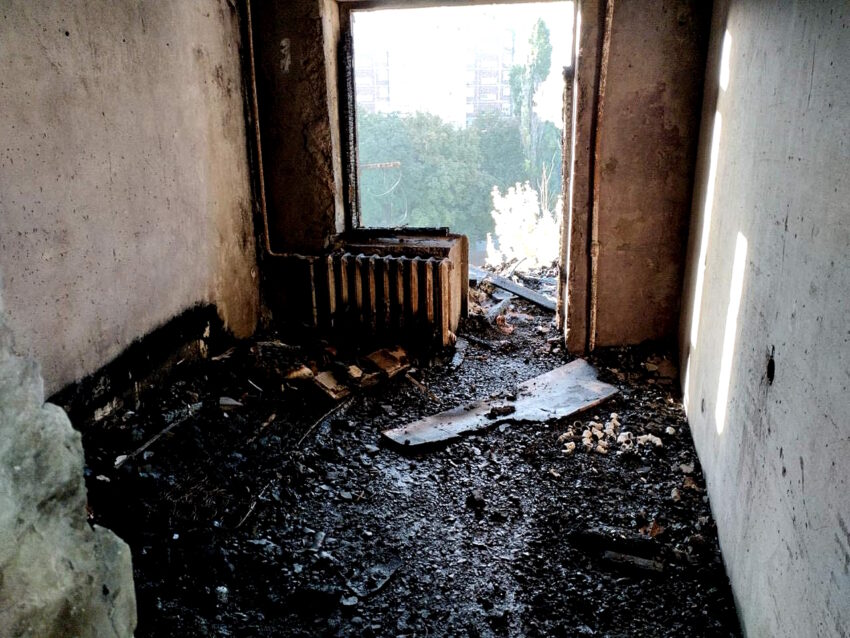 Розбиті вікна та балкони: ворог вночі атакував Краматорськ (фото)