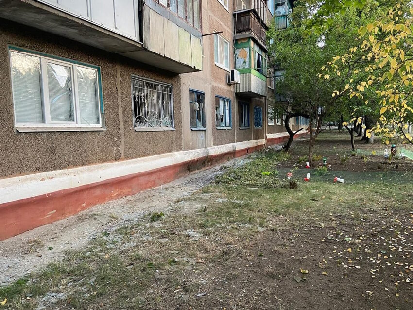 Розбиті вікна та балкони: ворог вночі атакував Краматорськ (фото)
