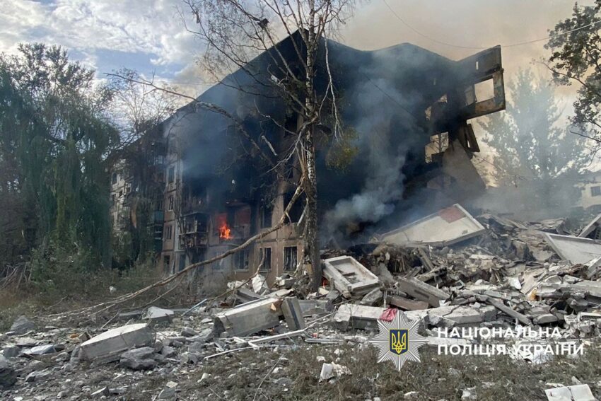 Внаслідок атак окупантів на Донеччині пошкоджені 38 будинків, поштовий автомобіль та магазини (фото)