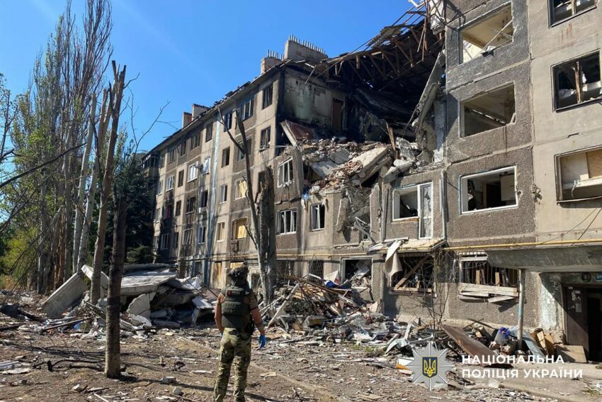 Внаслідок атак росіян на Донеччині пошкоджені 22 будинки, торговий центр та підприємства (фото)