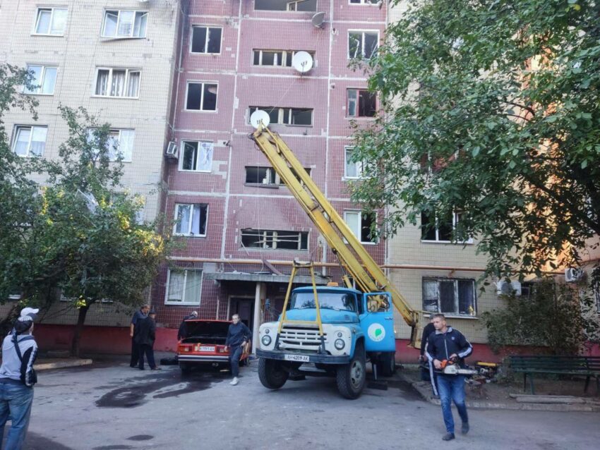 У Дружківці ліквідовують наслідки ворожої атаки: поранена жінка та пошкоджене житло