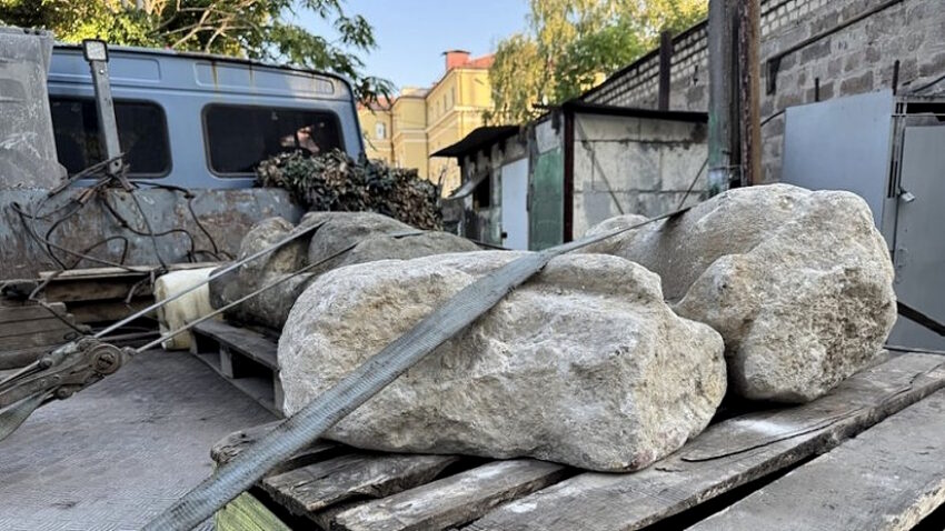 Дві половецькі статуї, яким понад 800 років, евакуювали з прифронтової Донеччині