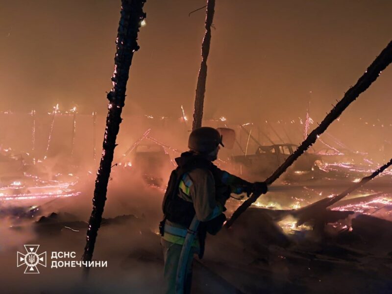 У Слов’янську внаслідок ворожої атаки горіла адміністративна будівля та територія підприємства