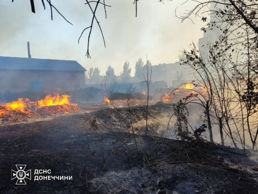 Рятувальники гасили пожежу в Добропіллі під обстрілами (фото, відео)