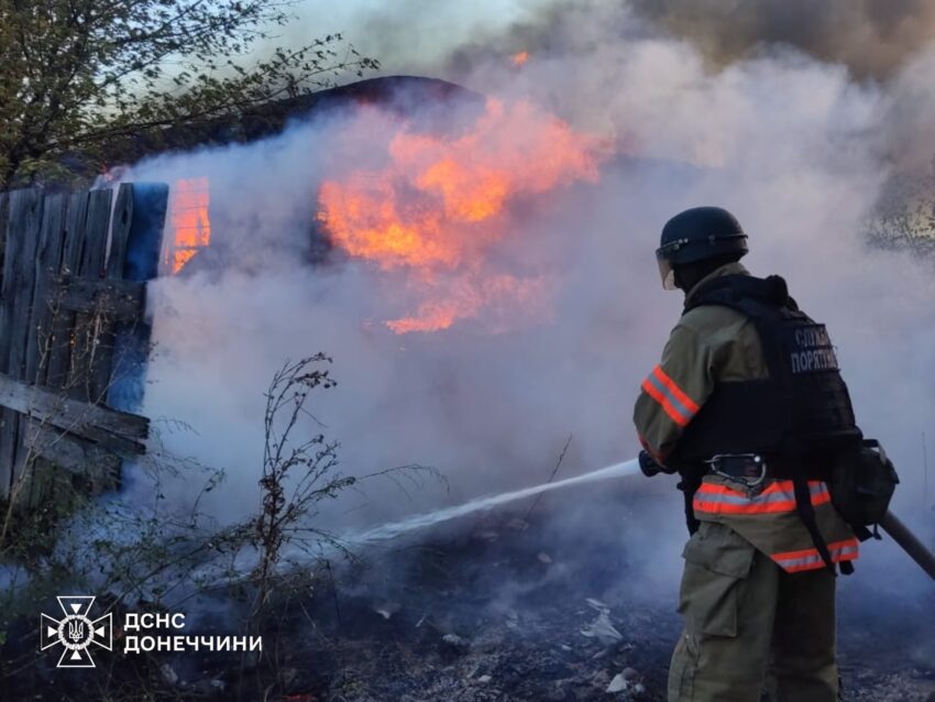 Рятувальники гасили пожежу в Добропіллі під обстрілами (фото, відео)