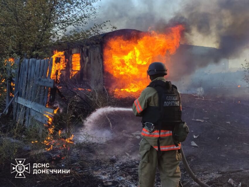 Рятувальники гасили пожежу в Добропіллі під обстрілами (фото, відео)