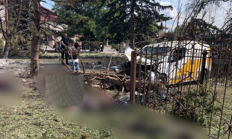 Вдарили прямо по людях: окупанти бомбою вбили 21 людину на Донеччині (відео)