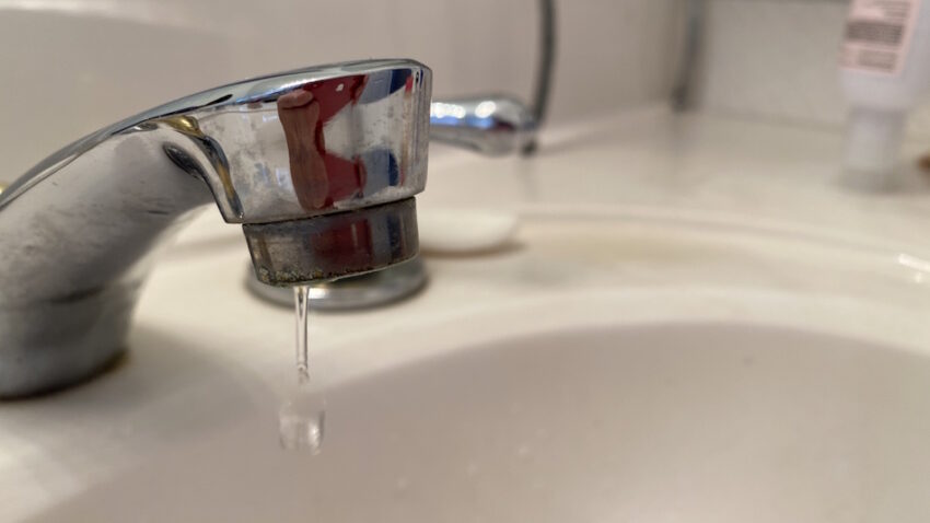 У Хрустальному мешканці понад місяць залишаються без води