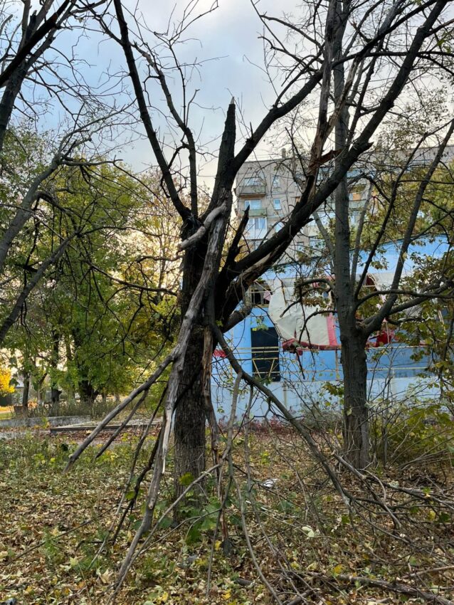 У Краматорській громаді ніч і ранок минули під атаками дронів: пошкоджені житлові будинки та авто - Фото №1