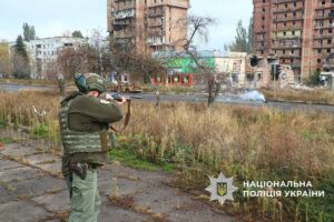 Поліція Костянтинівки працює під постійною загрозою дронів-«ждунів» та проводить евакуацію (фото, відео) - Фото №1