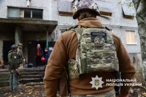 Поліція Костянтинівки працює під постійною загрозою дронів-«ждунів» та проводить евакуацію (фото, відео) - Фото №3