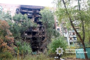 Поліція Костянтинівки працює під постійною загрозою дронів-«ждунів» та проводить евакуацію (фото, відео) - Фото №4