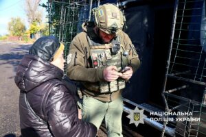 Поліція Костянтинівки працює під постійною загрозою дронів-«ждунів» та проводить евакуацію (фото, відео) - Фото №7