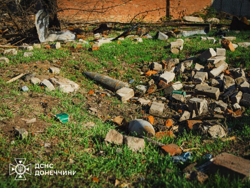 Знищили 65 вибухонебезпечних предметів: піротехніки розміновують територію на Донеччині (фото) - Фото №1