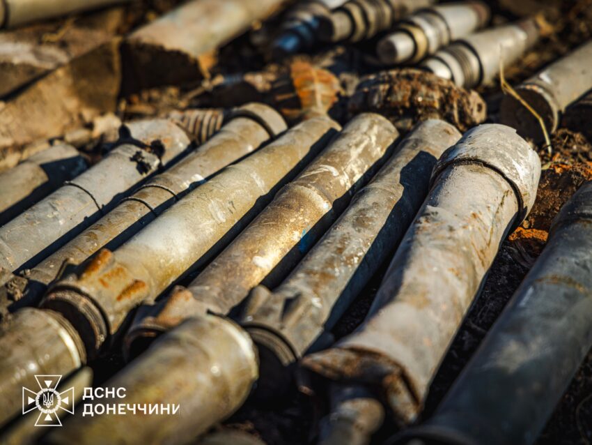 Знищили 65 вибухонебезпечних предметів: піротехніки розміновують територію на Донеччині (фото) - Фото №2