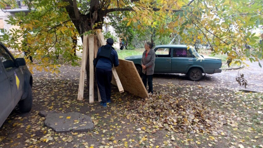 Захист від дощу та вітру: у Дружківці видали матеріали для ремонту будівель (фото) - Фото №1