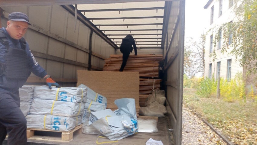 Захист від дощу та вітру: у Дружківці видали матеріали для ремонту будівель (фото) - Фото №2