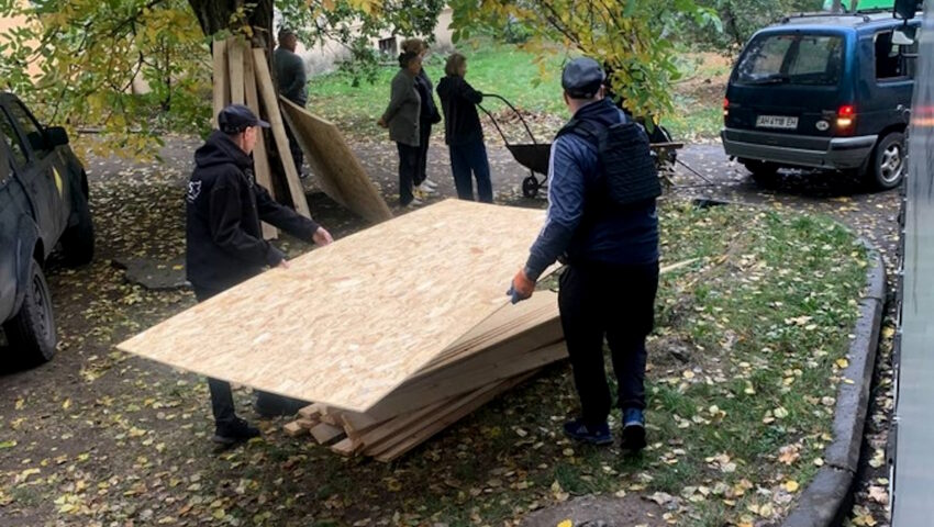 Захист від дощу та вітру: у Дружківці видали матеріали для ремонту будівель (фото) - Фото №3