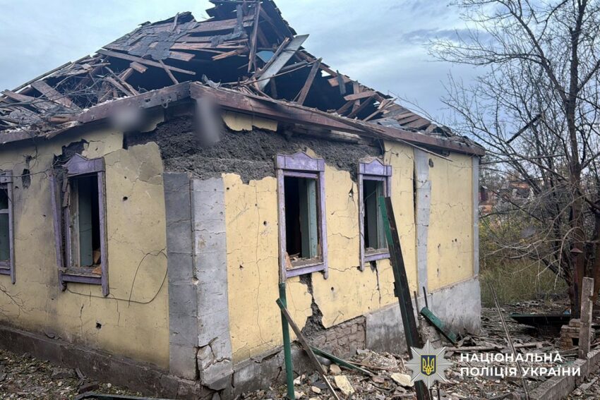 Розбиті будинки та поранена людина: окупанти атакували Донеччину (фото) - Фото №4