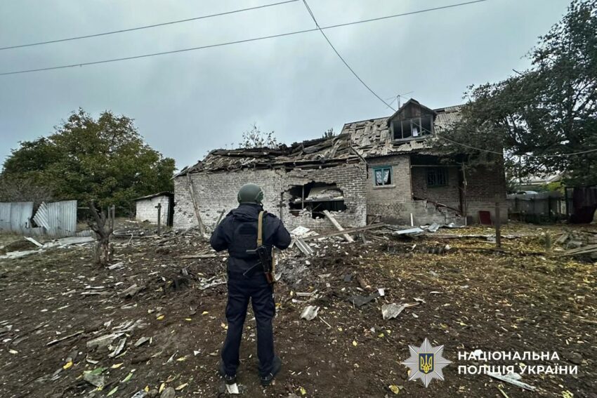 Розбиті будинки, пошкоджені лікарня та заклад освіти: окупанти атакували Донеччину (фото) - Фото №1