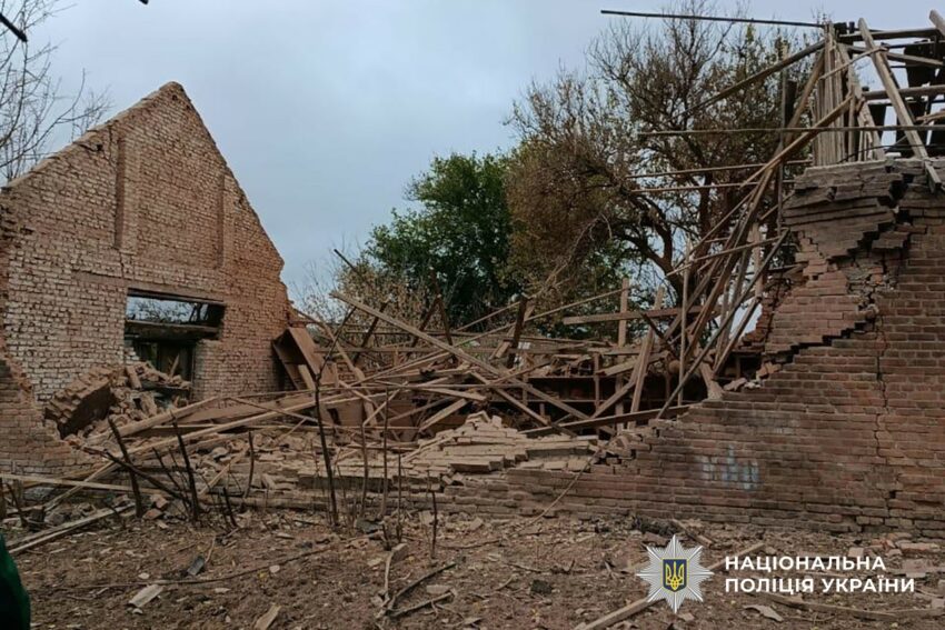 Розбиті будинки, пошкоджені лікарня та заклад освіти: окупанти атакували Донеччину (фото) - Фото №3