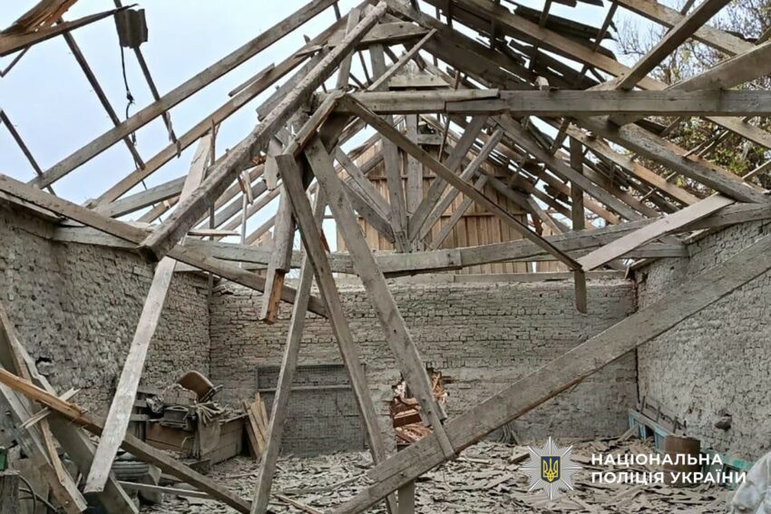 Розбиті будинки, пошкоджені лікарня та заклад освіти: окупанти атакували Донеччину (фото) - Фото №4