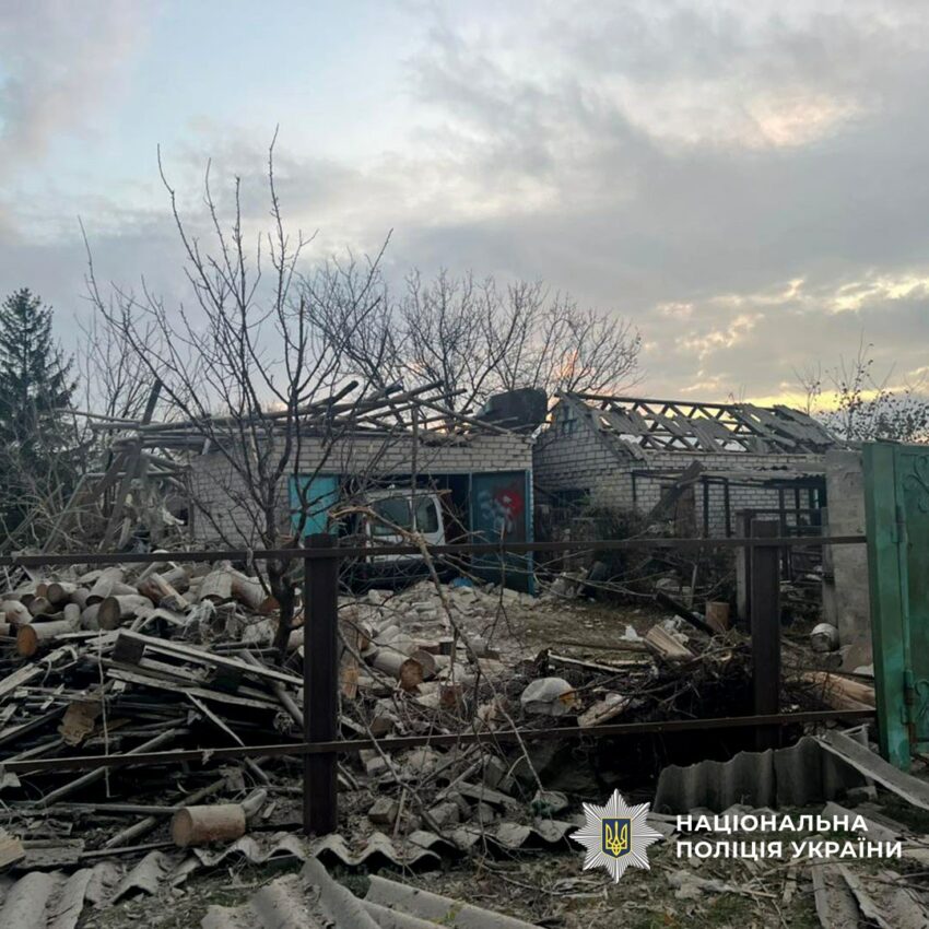 Розбиті будинки та обгорілі авто: через ворожі обстріли Донеччини є загиблі та поранені (фото) - Фото №1