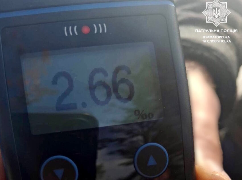 Норма алкоголю перевищувала у 13 разів: у Слов'янську водій в'їхав у паркан (фото) - Фото №2