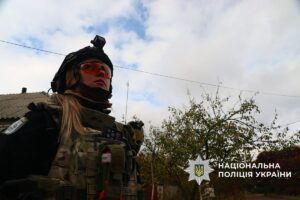 «Білі янголи» евакуювали літнє подружжя: жінка пройшла 16 км босоніж, тікаючи з-під обстрілів (відео) - Фото №5