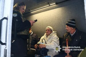 «Білі янголи» евакуювали літнє подружжя: жінка пройшла 16 км босоніж, тікаючи з-під обстрілів (відео) - Фото №4