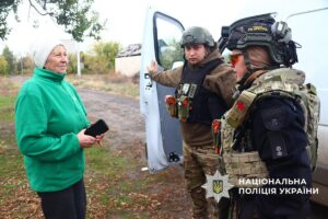 «Білі янголи» евакуювали літнє подружжя: жінка пройшла 16 км босоніж, тікаючи з-під обстрілів (відео) - Фото №1