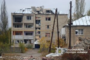 «Білі янголи» евакуювали літнє подружжя: жінка пройшла 16 км босоніж, тікаючи з-під обстрілів (відео) - Фото №3