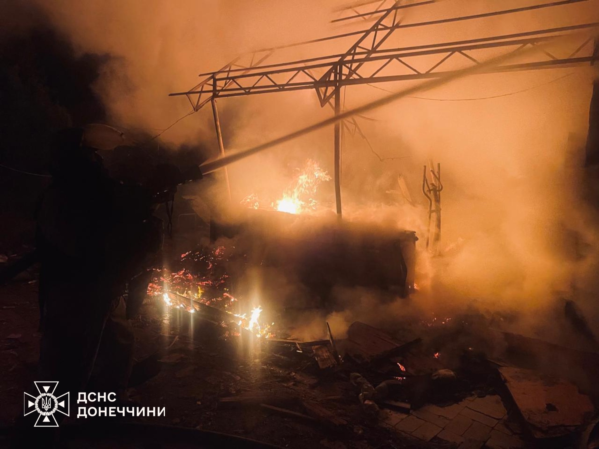 У Слов'янську двічі гасили пожежі, які сталися через ворожі обстріли (фото) - Фото №2