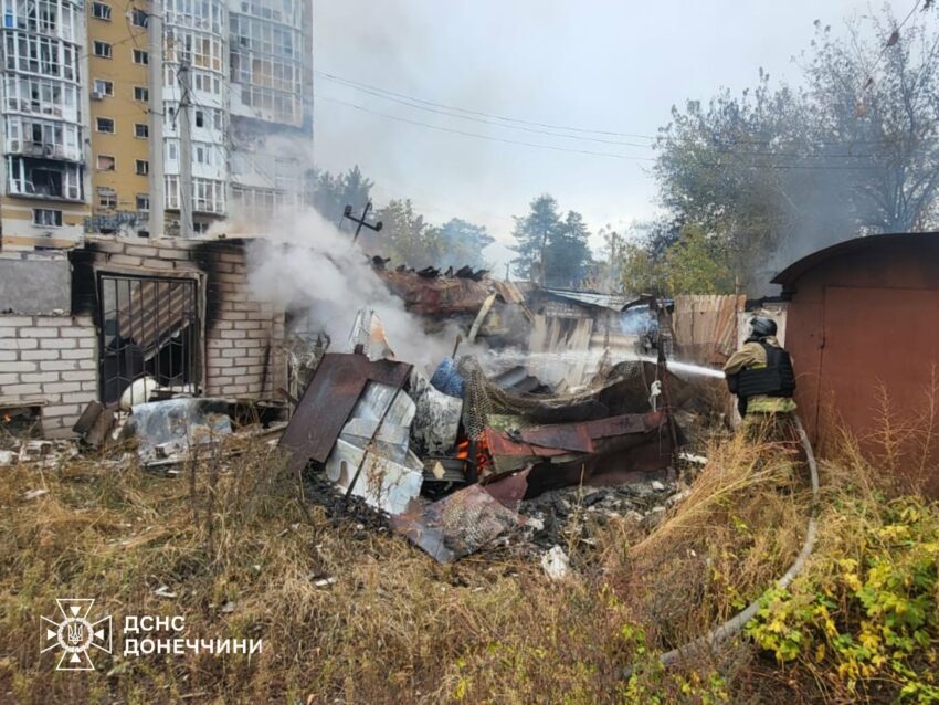 Внаслідок ворожих ударів у Лимані пошкоджений будинок та горіли гаражі (фото) - Фото №1