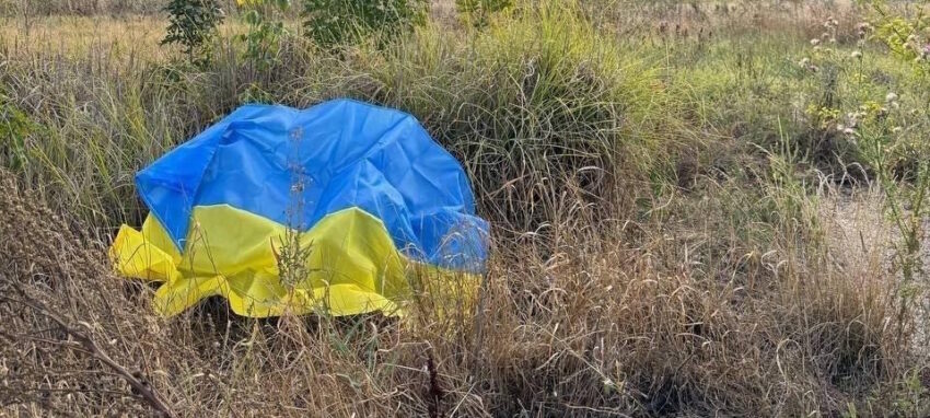 Активісти руху «Жовта стрічка» розгорнули прапор України біля «Донбас Арени» в окупованому Донецьку