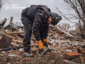 Піротехніки ДСНС продовжують очищувати Донеччину: за добу виявлено 33 небезпечні предмети - Фото №2