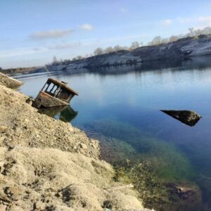 Окупанти викачали воду з Монахівського кар'єру на Донеччині: на поверхні з'явилися затоплені автобуси (фото) - Фото №1