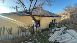 Слов'янськ атакували фугасною авіабомбою: пошкоджені будинки та кафе - Фото №2