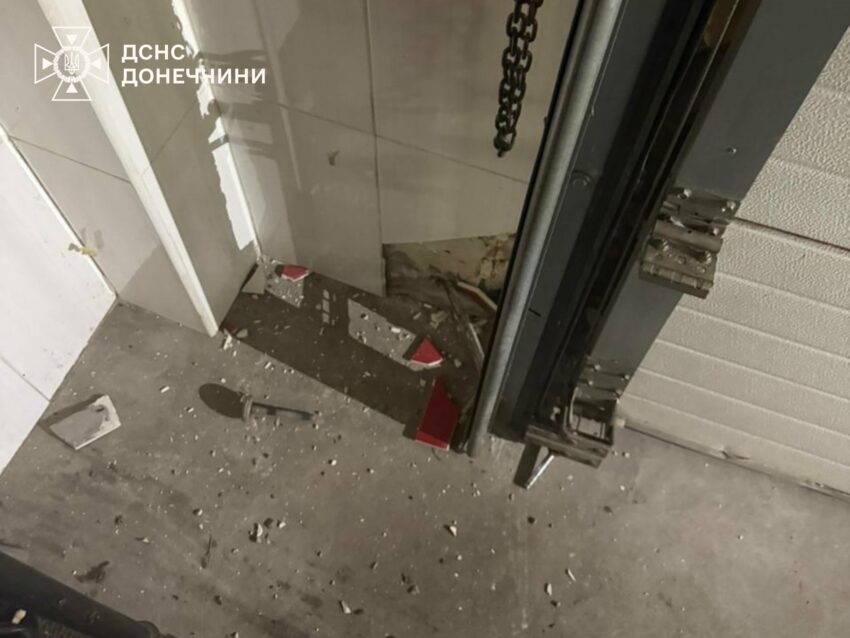 Пошкоджена стеля, розбите скло: окупанти атакували пожежну частину на Донеччині (фото) - Фото №2